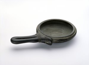 Utskåret siltstoneskål med gasellebeinhåndtak (utskåret siltstone)